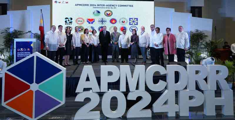 People in a group photo at APMCDRR 2024